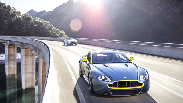 immagine automobile aston-martin v8-coupe