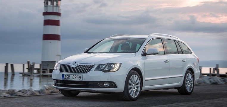 immagine automobile skoda superb-station-2008